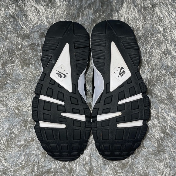 Nike huaraches in Women’s 7; Men’s/boys 5.5. White, blue, and green colorway. - Picture 4 of 5